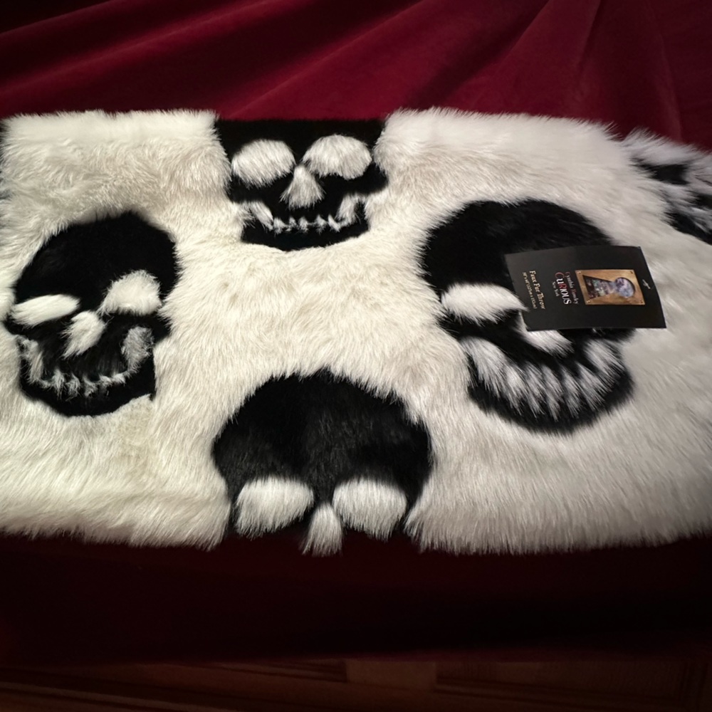 NWT Cynthia Rowley Curious Faux Fur skull throw plush blanket 50 x 60 goth witch